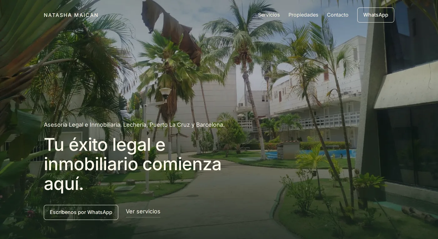 Home page of natashamaican.dpdns.org: a hero reading “Tu éxito legal e inmobiliario comienza aquí.” over a photo of a palm-lined residential courtyard.